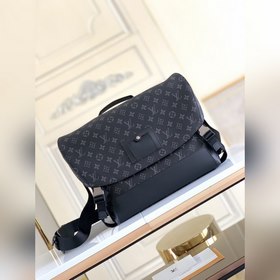 Средняя сумка-мессенджер LV Messenger MM Voyager, модель M40510 Д