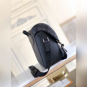 Средняя сумка-мессенджер LV Messenger MM Voyager, модель M40510 Д
