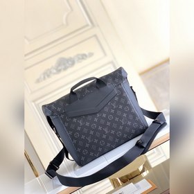 Средняя сумка-мессенджер LV Messenger MM Voyager, модель M40510 Д