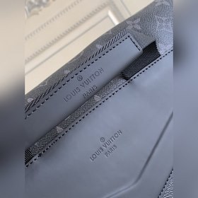 Средняя сумка-мессенджер LV Messenger MM Voyager, модель M40510 Д
