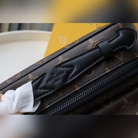 LV S Lock Почтовая сумка Модель M45683 Эта модель изготовлена из