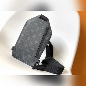 LV Модель M45912 SAUMUR Сумка через плечо Эта новая сумка чере