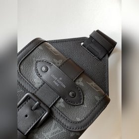LV Модель M45912 SAUMUR Сумка через плечо Эта новая сумка чере