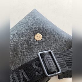 LV Модель M45912 SAUMUR Сумка через плечо Эта новая сумка чере
