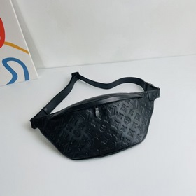 LV Модель M44388 Поясная сумка Discovery из тисненной телячьей к