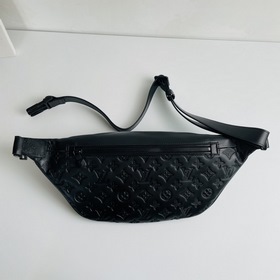 LV Модель M44388 Поясная сумка Discovery из тисненной телячьей к