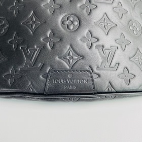 LV Модель M44388 Поясная сумка Discovery из тисненной телячьей к