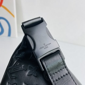 LV Модель M44388 Поясная сумка Discovery из тисненной телячьей к