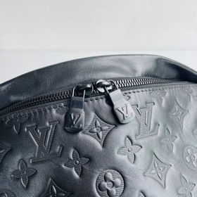LV Модель M44388 Поясная сумка Discovery из тисненной телячьей к