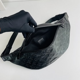 LV Модель M44388 Поясная сумка Discovery из тисненной телячьей к