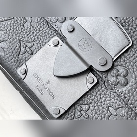 Сумка LV S Lock Sling, модель M58487 Новая сумка S Lock Sling из