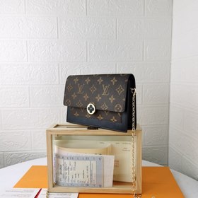 LV Модель M67405 Кошелек FLORE с цепочкой Этот кошелек на цепочке