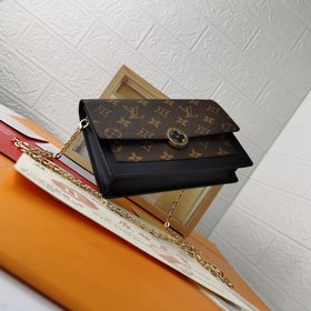 LV Модель M67405 Кошелек FLORE с цепочкой Этот кошелек на цепочке