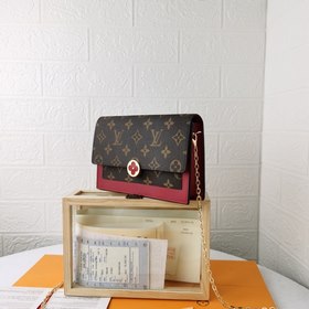 LV Модель M67405 Кошелек FLORE с цепочкой Этот кошелек на цепочке