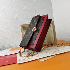 LV Модель M67405 Кошелек FLORE с цепочкой Этот кошелек на цепочке