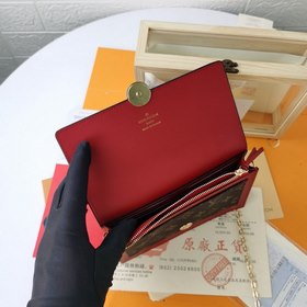 LV Модель M67405 Кошелек FLORE с цепочкой Этот кошелек на цепочке