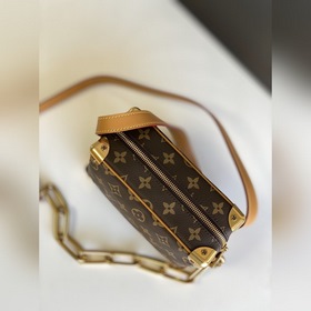 LV Модель M68906 MINI SOFT TRUNK сумка на цепочке Культовый принт