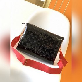 LV Модель M57783 Черная сумка Coussin среднего размера из лакиров