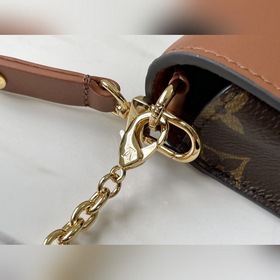 LV Модель M80763 Сумка Padlock on Strap цвета карамельного цвета 