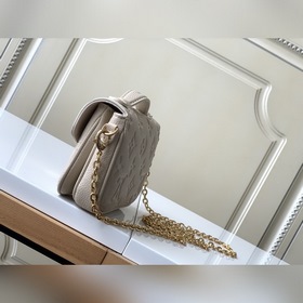 LV Модель M81390 Черный Кожаная сумка на цепочке Серия MICRO MéTI