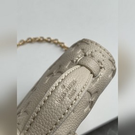 LV Модель M81390 Черный Кожаная сумка на цепочке Серия MICRO MéTI