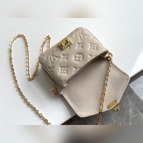 LV Модель M81390 Черный Кожаная сумка на цепочке Серия MICRO MéTI