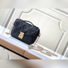 LV Модель M81390 Черный Кожаная сумка на цепочке Серия MICRO MéTI