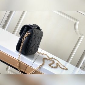 LV Модель M81390 Черный Кожаная сумка на цепочке Серия MICRO MéTI