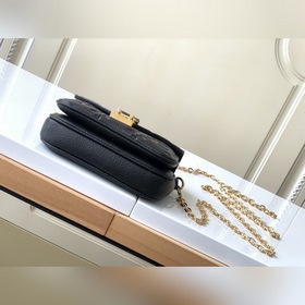 LV Модель M81390 Черный Кожаная сумка на цепочке Серия MICRO MéTI