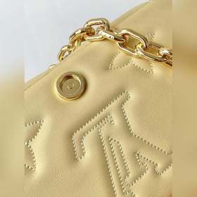 LV Wallet on Strap сумка, модель M81400, желтая Эта сумка Wallet