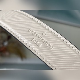 LV Модель M59761 Бежевая сумка с цепочкой Twist В 2015 году в ко