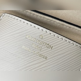 LV Модель M59761 Бежевая сумка с цепочкой Twist В 2015 году в ко