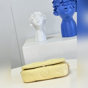 LV Сумка Wallet on Strap, модель M81400, желтая Эта сумка Wallet