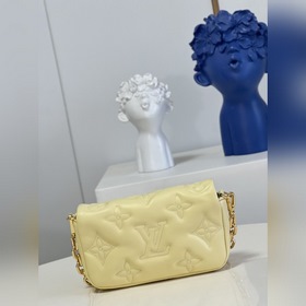 LV Сумка Wallet on Strap, модель M81400, желтая Эта сумка Wallet