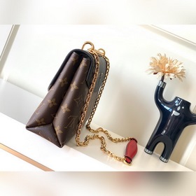 LV Модель M43714 Черная сумка с цепочкой через плечо Кожа являетс