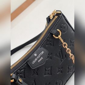 Сумка LV Easy Pouch On Strap, модель M80349, черная с тиснением 