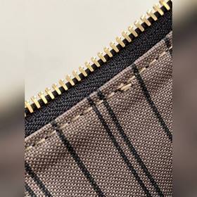 Сумка LV Easy Pouch On Strap, модель M80349, черная с тиснением 