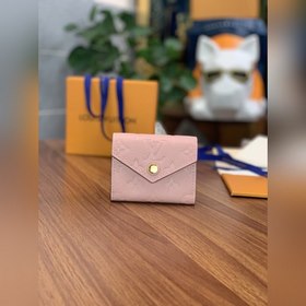 Кошелек LV Zoé, модель M62936, розовый Кошелек Zoé изготовлен из