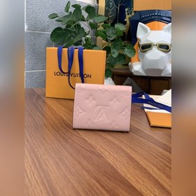 Кошелек LV Zoé, модель M62936, розовый Кошелек Zoé изготовлен из