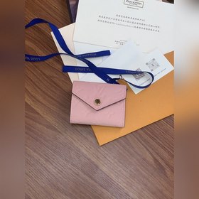 Кошелек LV Zoé, модель M62936, розовый Кошелек Zoé изготовлен из