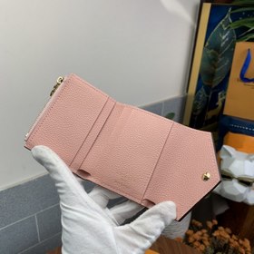 Кошелек LV Zoé, модель M62936, розовый Кошелек Zoé изготовлен из