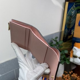Кошелек LV Zoé, модель M62936, розовый Кошелек Zoé изготовлен из 