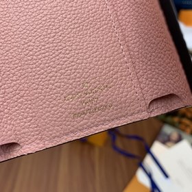 Кошелек LV Zoé, модель M62936, розовый Кошелек Zoé изготовлен из 