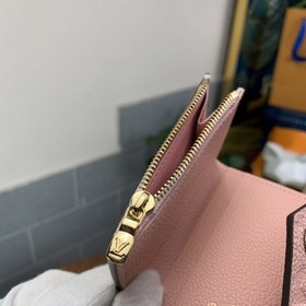 Кошелек LV Zoé, модель M62936, розовый Кошелек Zoé изготовлен из 