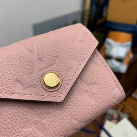 Кошелек LV Zoé, модель M62936, розовый Кошелек Zoé изготовлен из 