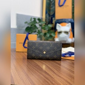 LV Модель M60531 Фиолетовый Этот бумажник в форме конверта изгото