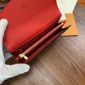 LV Модель M60531 Красный Этот конверт-кошелек изготовлен из элега