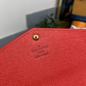 LV Модель M60531 Красный Этот конверт-кошелек изготовлен из элега