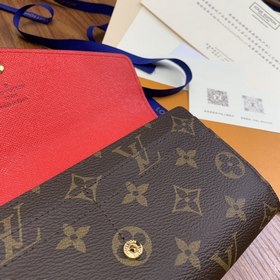 LV Модель M60531 Красный Этот конверт-кошелек изготовлен из элега
