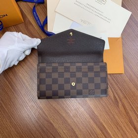 LV Кошелек-конверт, модель M63209 Этот кошелек в форме конверта